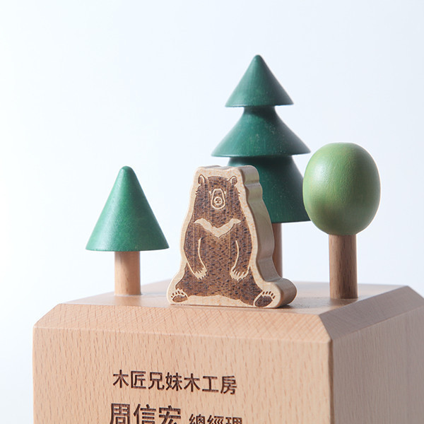 客製化獎座-林業署業界楷模獎座 固碳量1835 g/CO2e 木匠,木匠兄妹,客製,獨一無二,居家,商業,木製,台灣製造,造型,收納,置物,聯名,精品,禮物,設計,LOGO,水晶獎座,