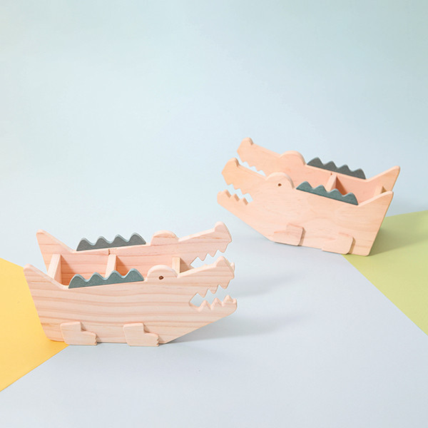 Crocodile Storage Box 木匠,木匠兄妹,禮物,精品,辦公用品,居家用品,居家裝飾,台灣製造,交換禮物,造型,生日禮物,年節禮物,聖誕禮物,兒童節,療癒,木製,造型,收納,置物,鱷魚,膠帶,名片,MEMO,文具
