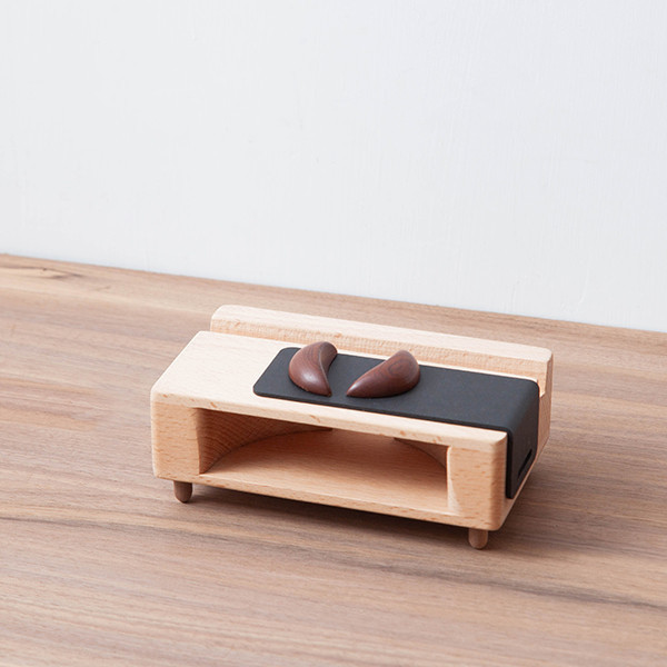 Amplifier Phone Holder 擴音、手機座、趣味小物、詼諧、擲筊、信仰,木匠,木匠兄妹,禮物,精品,辦公用品,居家用品,居家裝飾,台灣製造,交換禮物,造型,生日禮物,年節禮物,聖誕禮物,手機座,手機架,療癒,木製,造型,收納