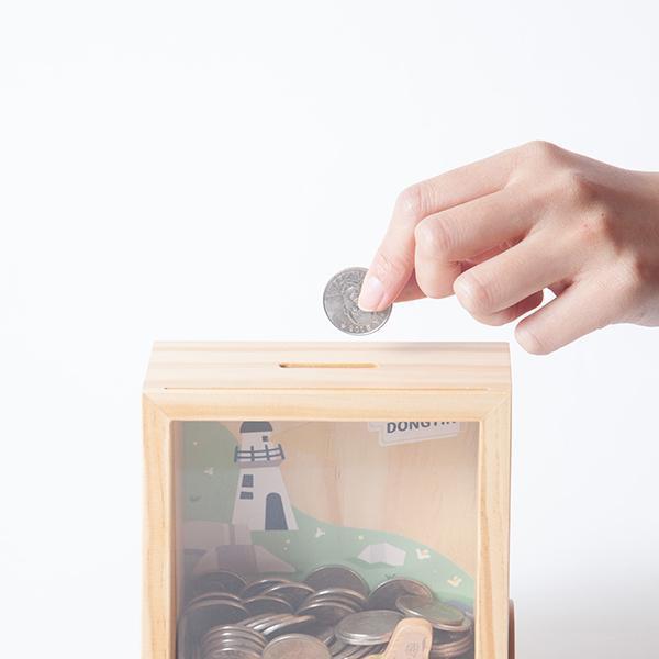 客製化禮品(ODM)-東引鄉公所存錢筒 固碳量394g/CO2e 木匠,木匠兄妹,客製,獨一無二,居家,商業,木製,台灣製造,造型,收納,置物,聯名,精品,禮物,設計,LOGO,立體象棋,象棋,天龍八部