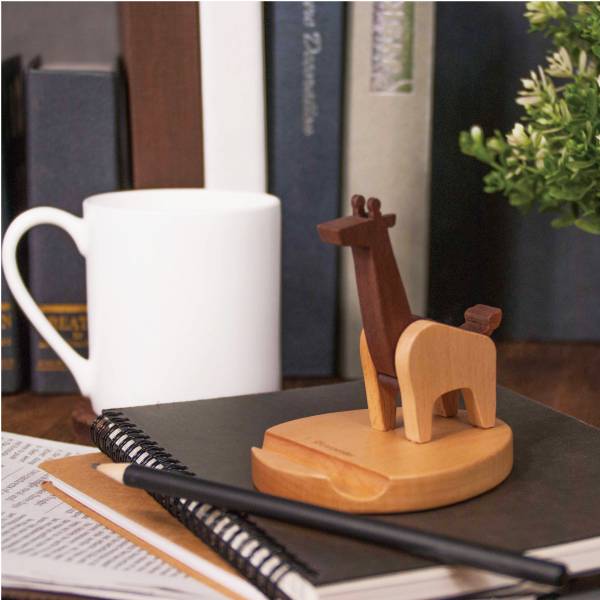 Giraffe phone holder 木匠,木匠兄妹,禮物,精品,辦公用品,居家用品,居家裝飾,台灣製造,交換禮物,造型,生日禮物,年節禮物,聖誕禮物,長頸鹿,手機座,手機架,兒童節,療癒,木製,造型,收納,童玩趣味,台灣製造