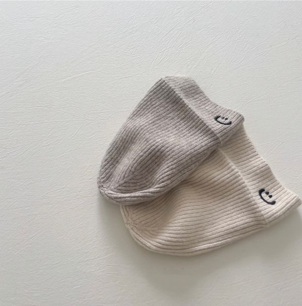 奶油色笑臉刺繡針織毛帽 