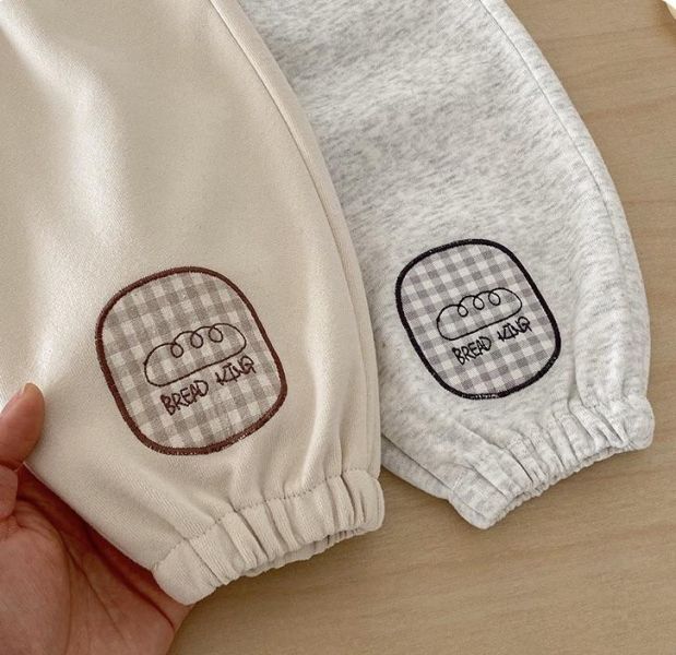 可愛補丁貼標素色束口褲 