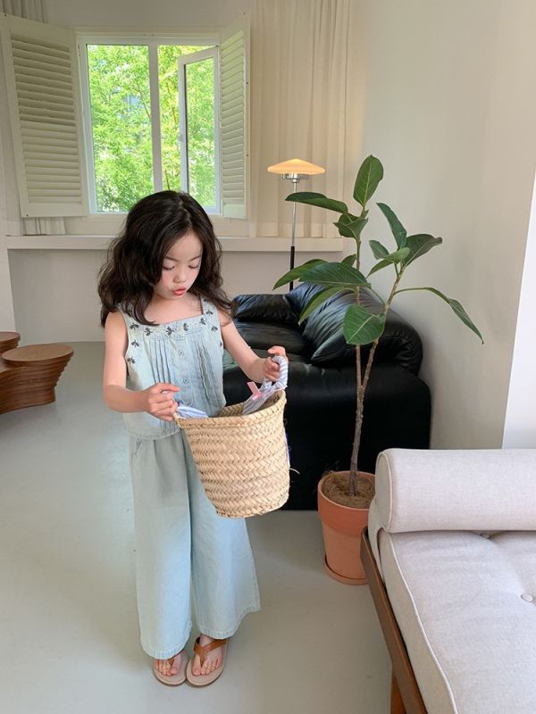 牛仔刺繡背心+直筒牛仔褲 