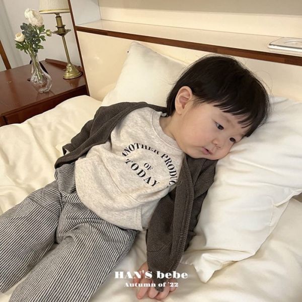 大口袋圓領字母上衣 