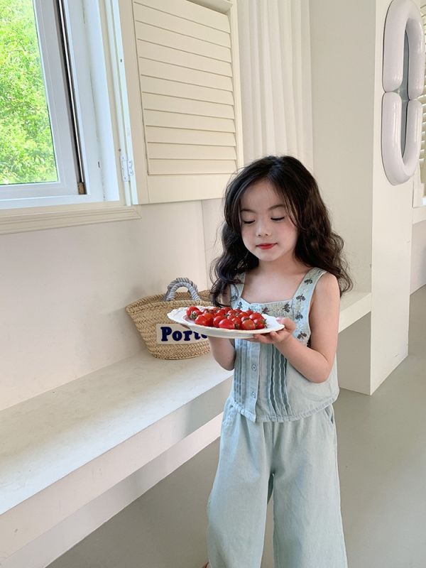 牛仔刺繡背心+直筒牛仔褲 