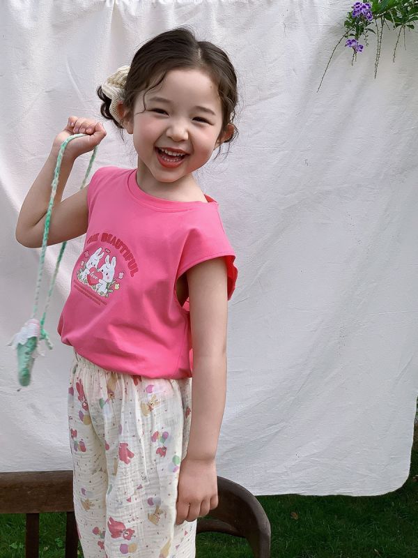 小心機微露背女童無袖上衣 