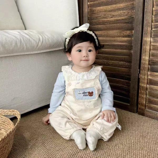 蕾絲領上衣+小熊布標吊帶褲套裝 