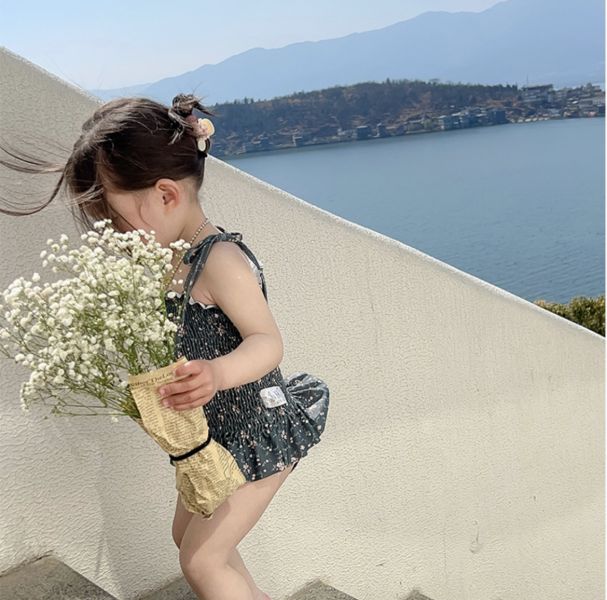 滿版碎花細肩連身花邊泳衣(含泳帽) 
