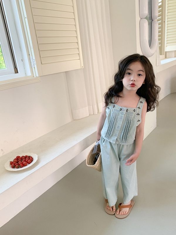 牛仔刺繡背心+直筒牛仔褲 