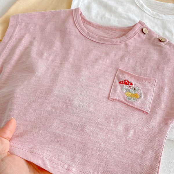 素色肩釦口袋刺繡薄上衣 