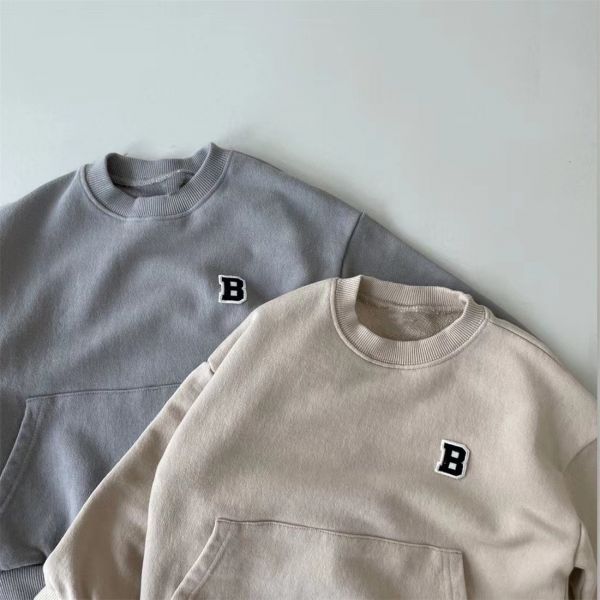 素色字母刺繡大口袋上衣 