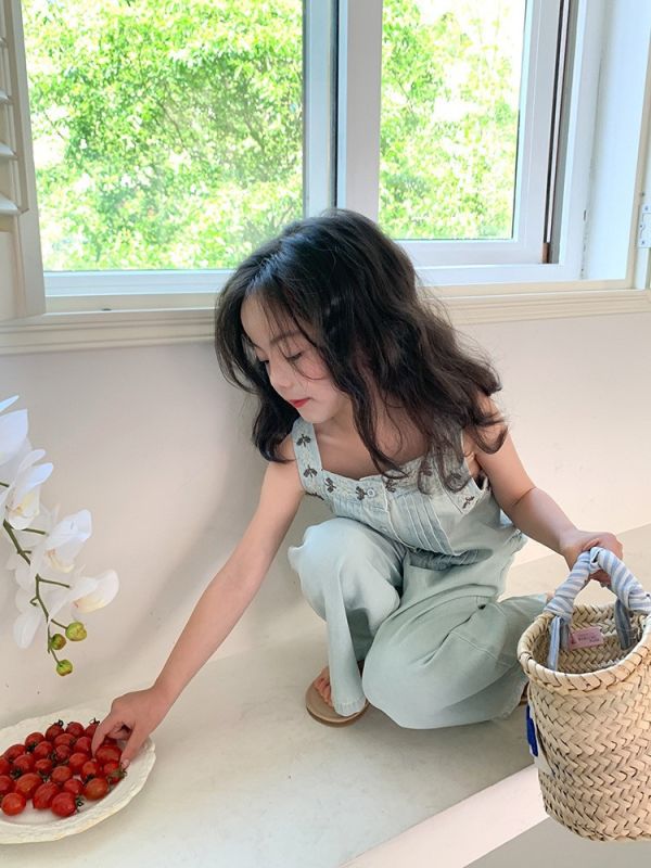 牛仔刺繡背心+直筒牛仔褲 