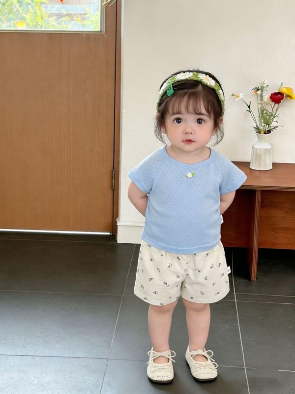 小花貼標微鏤空透氣上衣 