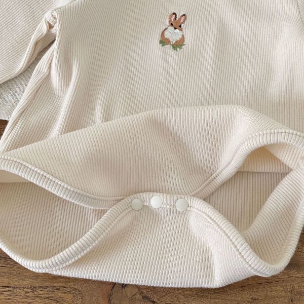 木耳邊兔子刺繡螺紋包屁衣 