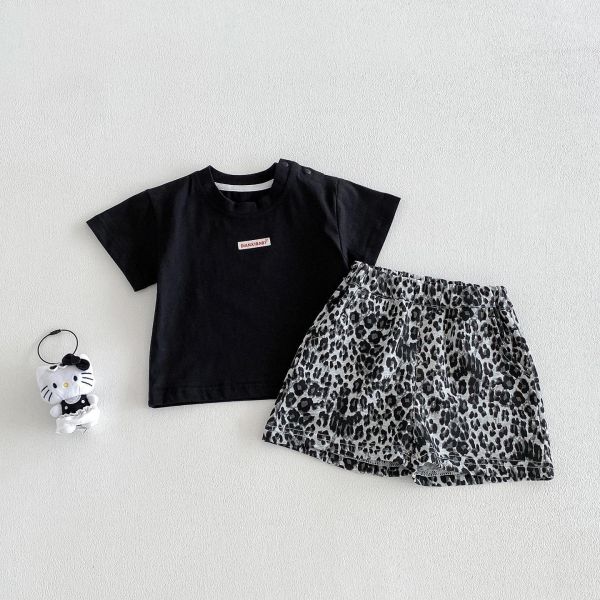 素色布標極簡上衣/豹紋短褲 