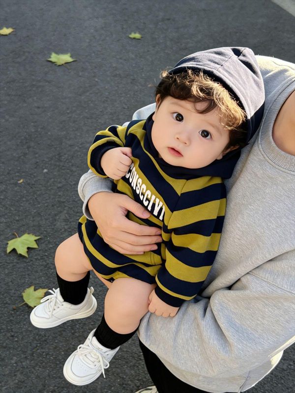 假兩件寬版條紋字母包屁衣 