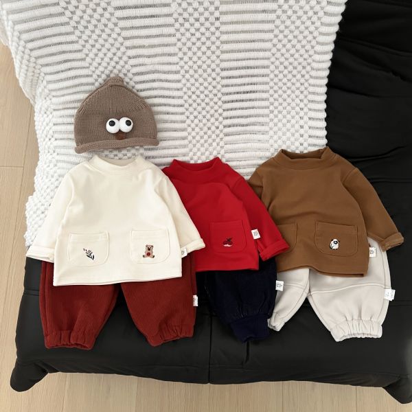 半高領雙口袋刺繡素上衣 