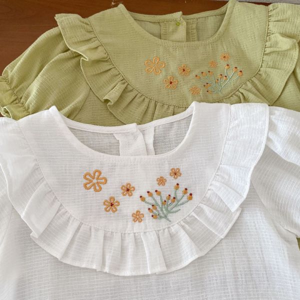 紗布棉花邊小花刺繡上衣 