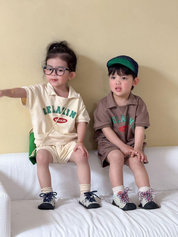 運動風翻領字母素色兩件式套裝 