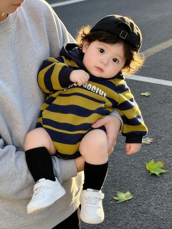 假兩件寬版條紋字母包屁衣 