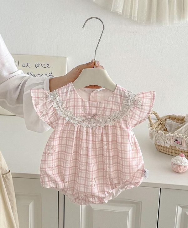 格紋蕾絲圓領飛袖包屁衣 