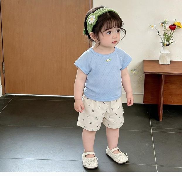 小花貼標微鏤空透氣上衣 