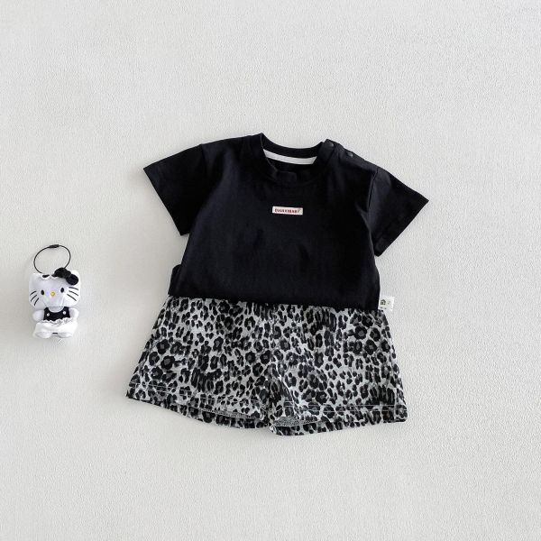 素色布標極簡上衣/豹紋短褲 