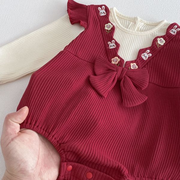 假兩件兔子刺繡V領包屁衣 