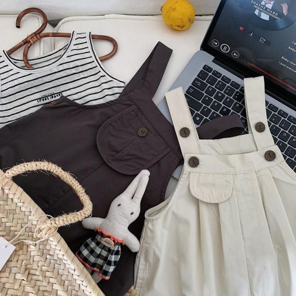 素色單口袋休閒吊帶短褲 