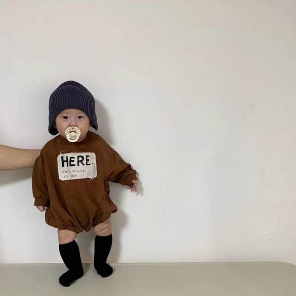 不修邊HERE布標包屁衣 