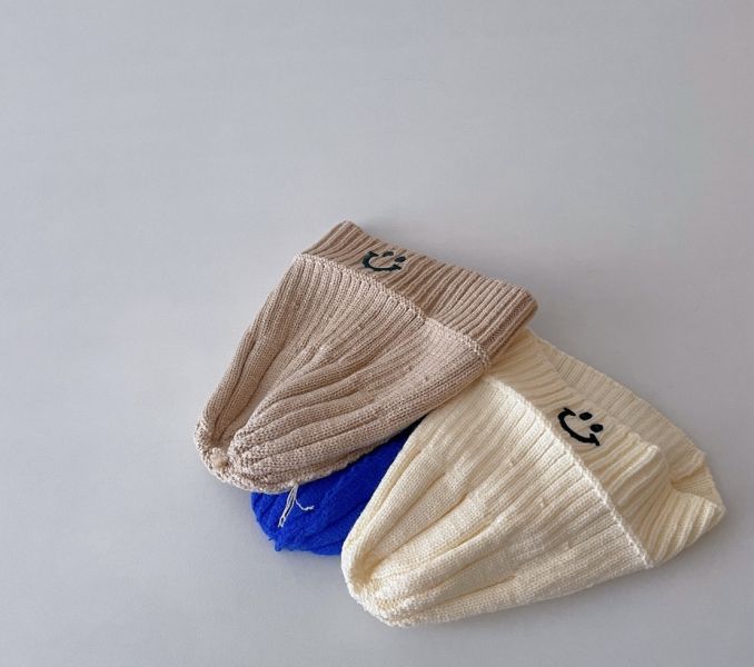 百搭笑臉刺繡針織瓜皮毛帽 