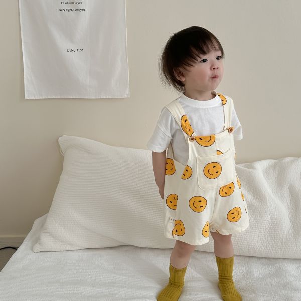 白T-shirt +笑臉吊帶短褲 