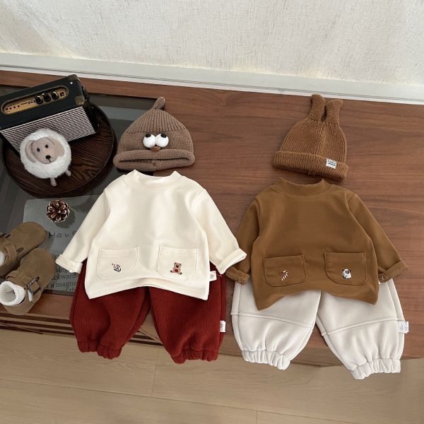 半高領雙口袋刺繡素上衣 