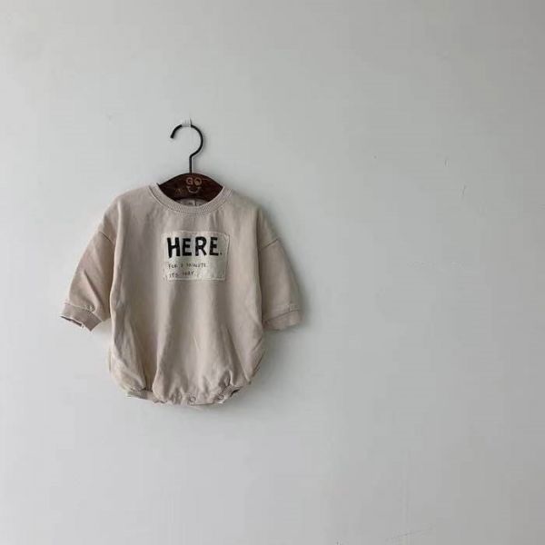 不修邊HERE布標包屁衣 
