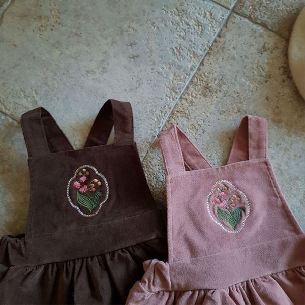 燈芯絨小花刺繡吊帶裙 