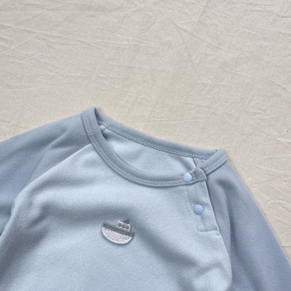 新生兒撞色拚袖可愛肩釦包屁衣 