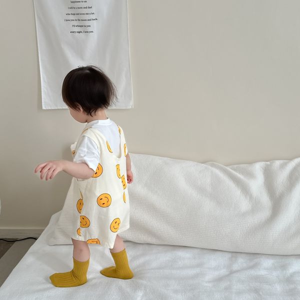 白T-shirt +笑臉吊帶短褲 