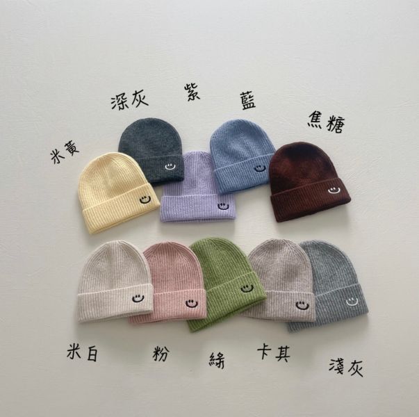 奶油色笑臉刺繡針織毛帽 
