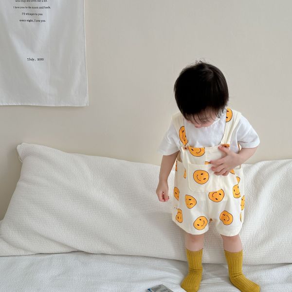 白T-shirt +笑臉吊帶短褲 