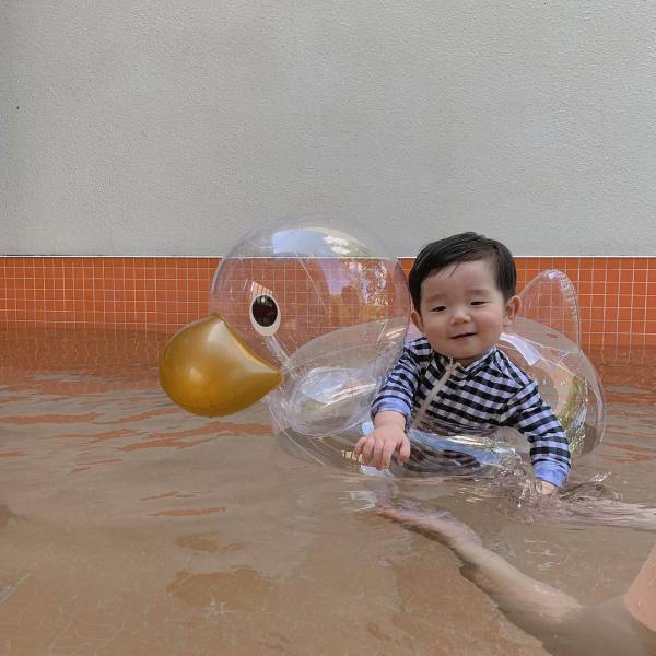 透明小鴨鴨造型充氣泳圈(附打氣筒) 