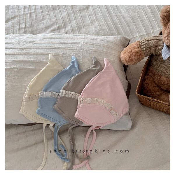 素色蕾絲拼接精靈尖尖護耳帽 