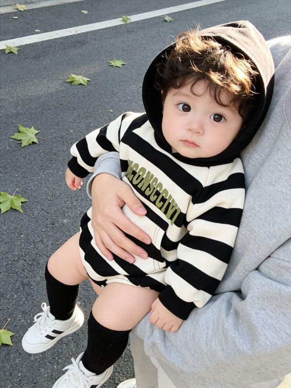 假兩件寬版條紋字母包屁衣 