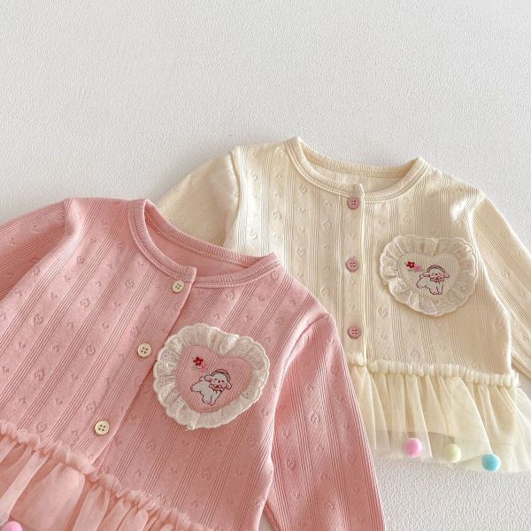 愛心狗狗布標毛球網紗開扣上衣 