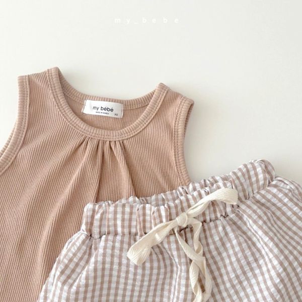 薄款無袖背心+棉麻短褲 