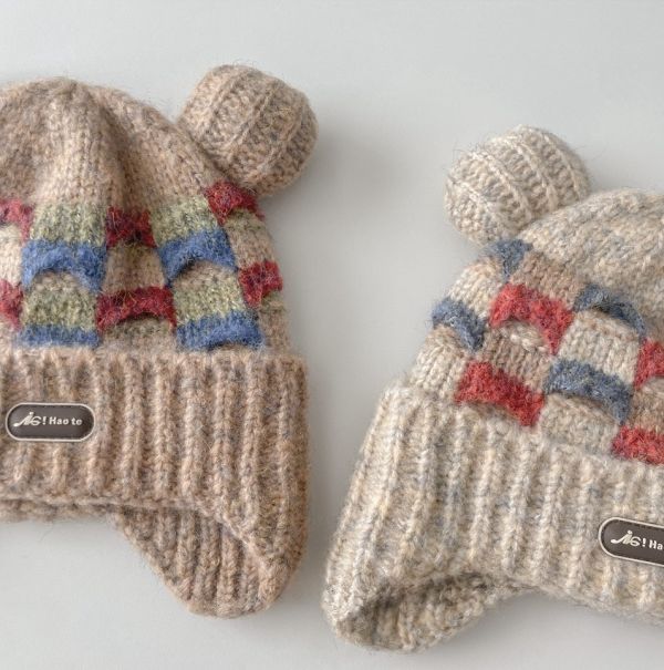 混織格紋雙毛球護耳毛帽 