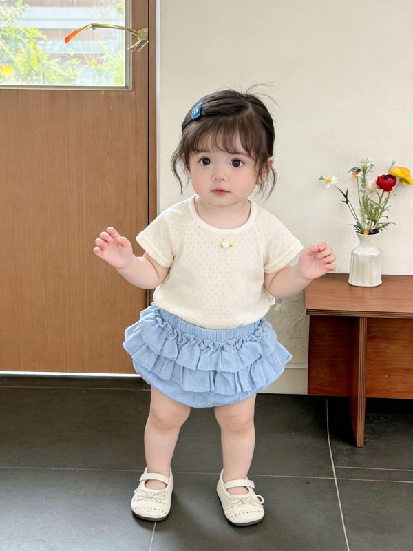 小花貼標微鏤空透氣上衣 