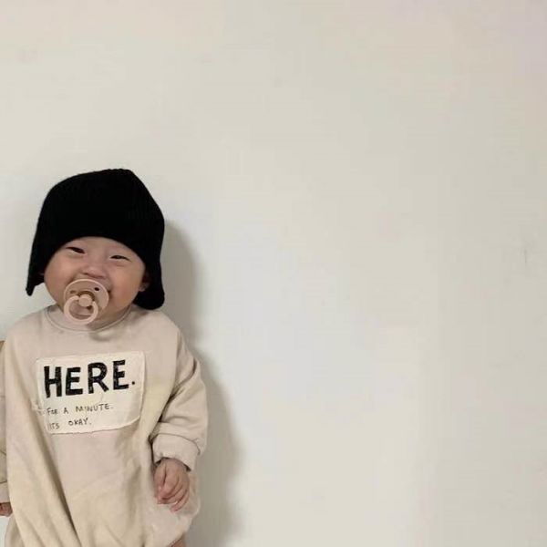 不修邊HERE布標包屁衣 