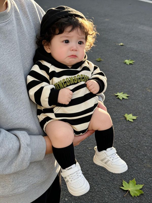 假兩件寬版條紋字母包屁衣 