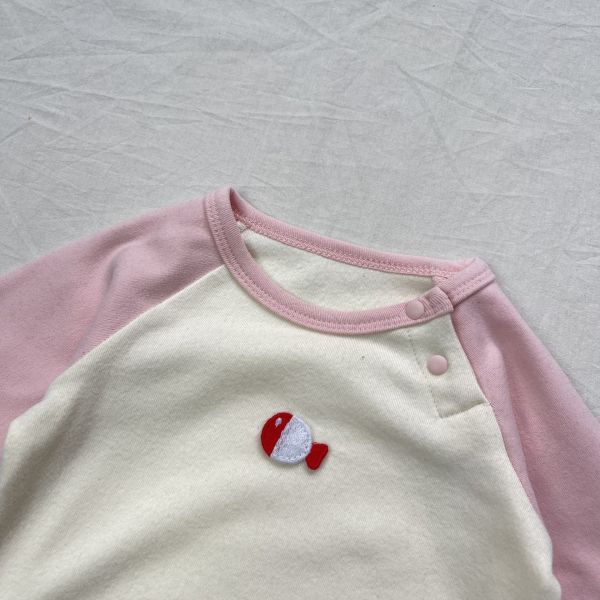 新生兒撞色拚袖可愛肩釦包屁衣 